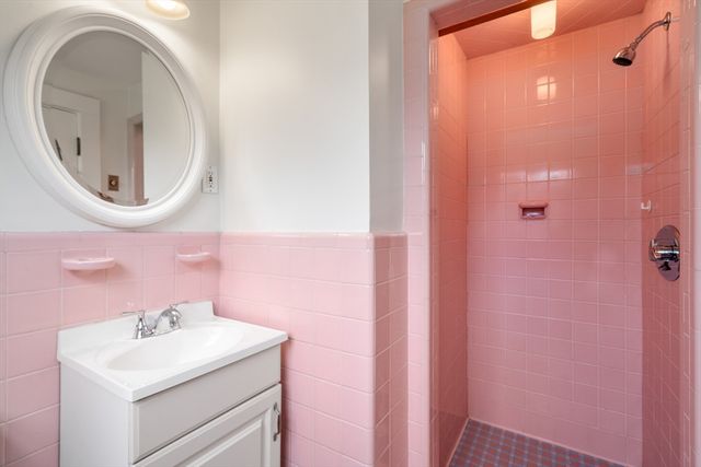 41 Country Ln, Westwood, MA 02090