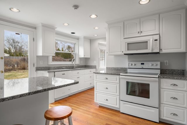 41 Country Ln, Westwood, MA 02090