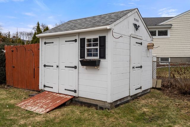 41 Country Ln, Westwood, MA 02090