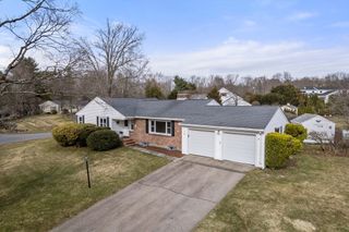 41 Country Ln, Westwood, MA 02090