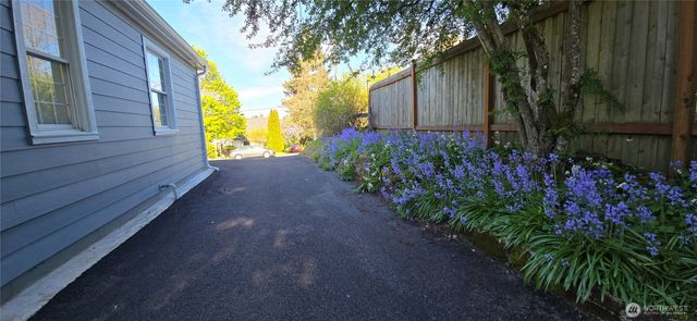 12053 70 Avenue S, Seattle, WA 98178