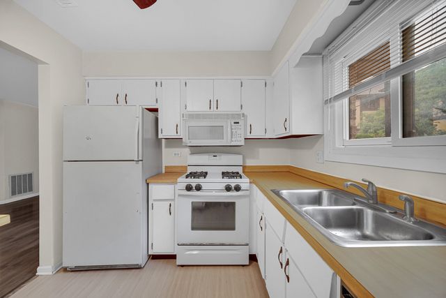 1659 Dover Court A, Wheaton, IL 60189