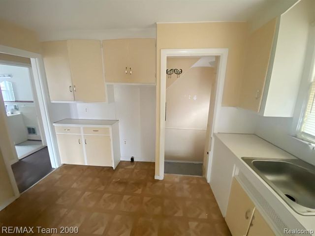 18904 Mallina Street, Grosse Pointe, MI 48236