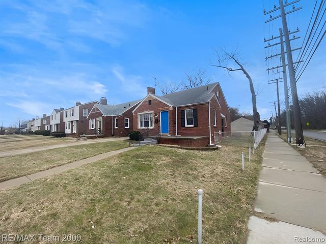 18904 Mallina Street, Grosse Pointe, MI 48236