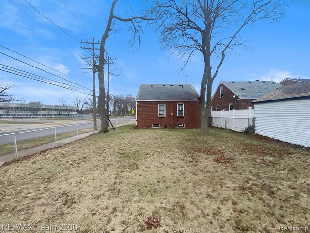 18904 Mallina Street, Grosse Pointe, MI 48236