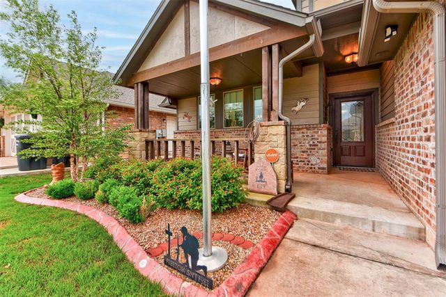 2712 Pebble Creek Street, Moore, OK 73160