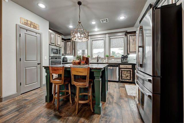 2712 Pebble Creek Street, Moore, OK 73160