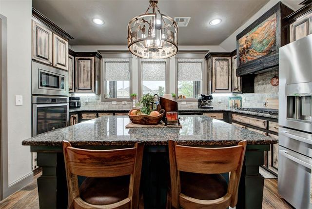 2712 Pebble Creek Street, Moore, OK 73160