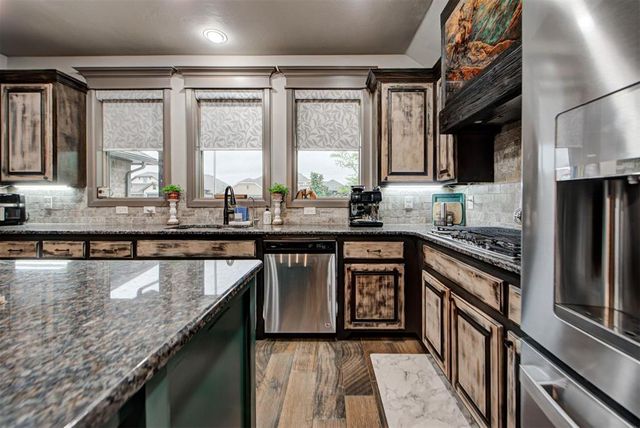 2712 Pebble Creek Street, Moore, OK 73160