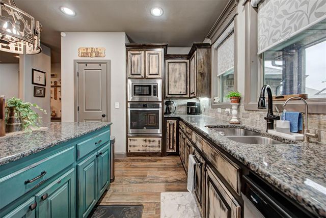 2712 Pebble Creek Street, Moore, OK 73160