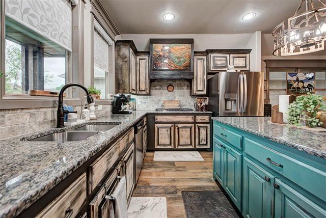 2712 Pebble Creek Street, Moore, OK 73160