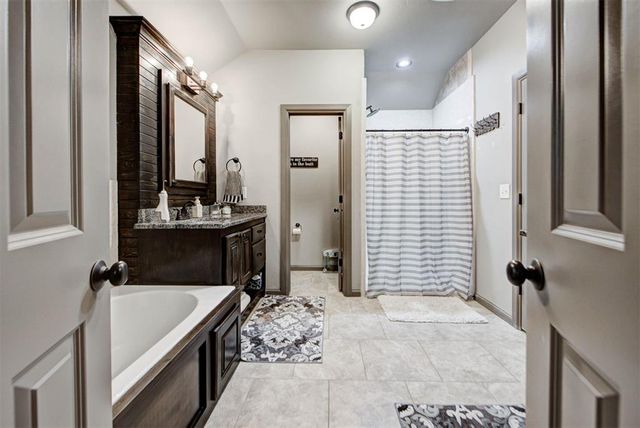 2712 Pebble Creek Street, Moore, OK 73160