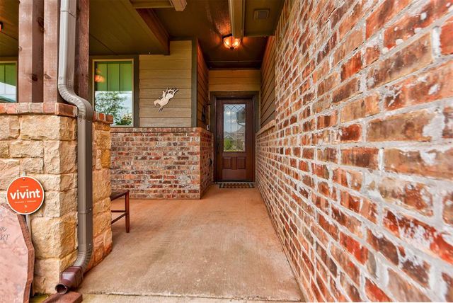 2712 Pebble Creek Street, Moore, OK 73160