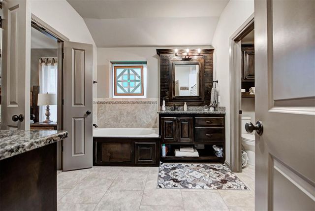 2712 Pebble Creek Street, Moore, OK 73160