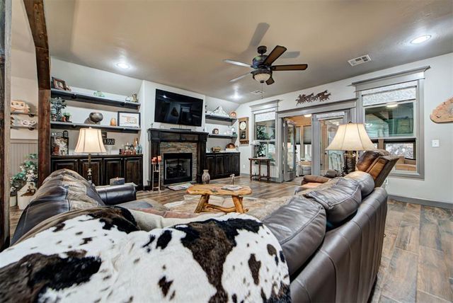 2712 Pebble Creek Street, Moore, OK 73160