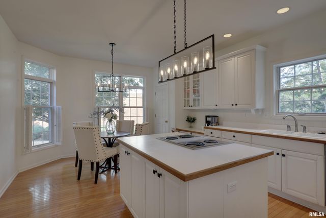 127 KNOLLWOOD Drive, Quincy, IL 62301