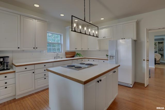 127 KNOLLWOOD Drive, Quincy, IL 62301