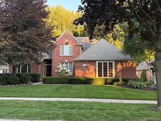 2120 Oakwood Drive, Troy, MI 48085