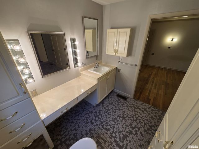 2 Webster Hill Street, Mt Vernon, IL 62864