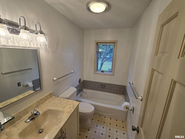 2 Webster Hill Street, Mt Vernon, IL 62864