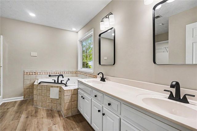5316 Valley Forest Way, Flowery Branch, GA 30542