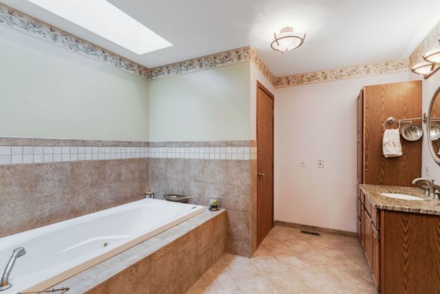 1606 W August Lane, Mchenry, IL 60051