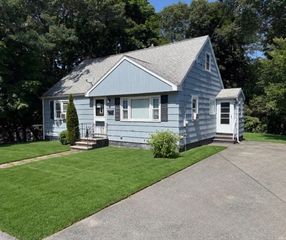 16 Longwood Avenue, Peabody, MA 01960
