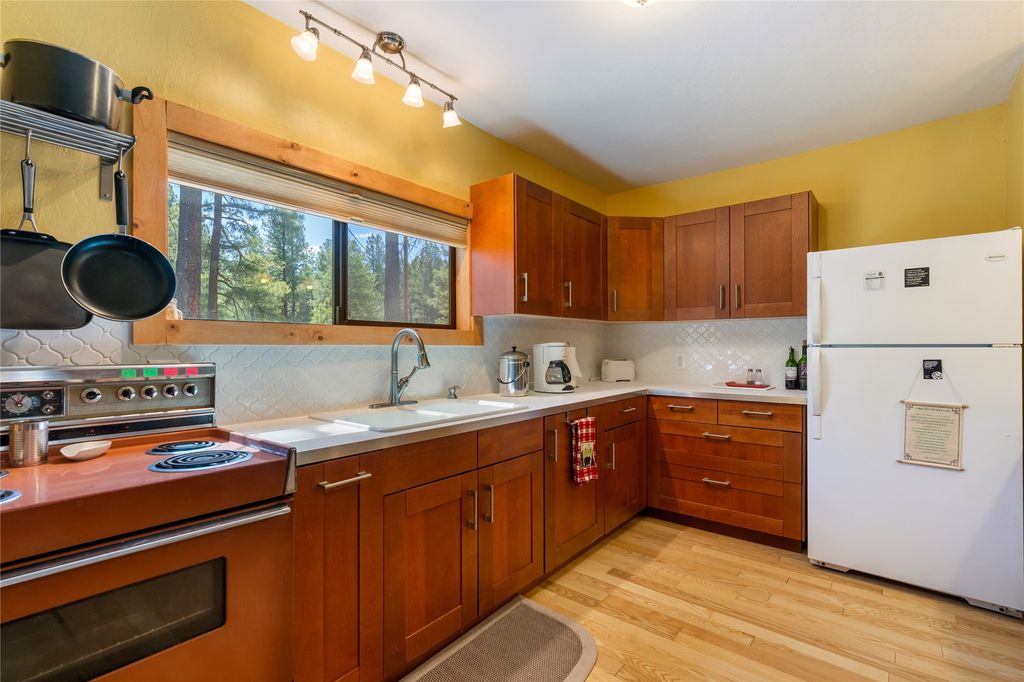 Image 10 of property listing at 27 Horseshoe Trail, Jemez Springs, NM 87025