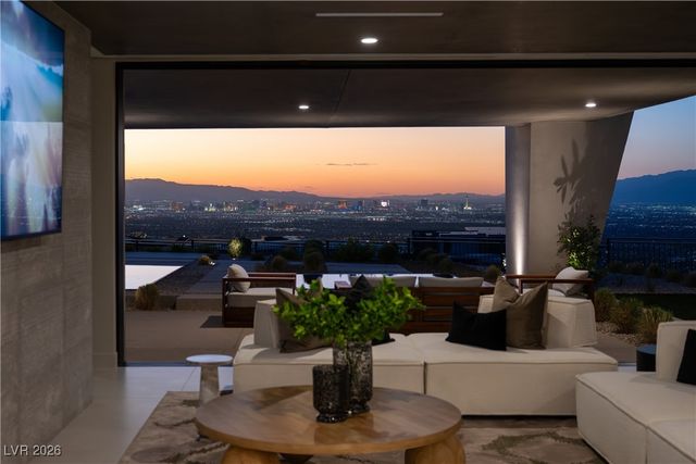 8 Chisel Crest Court, Henderson, NV 89012