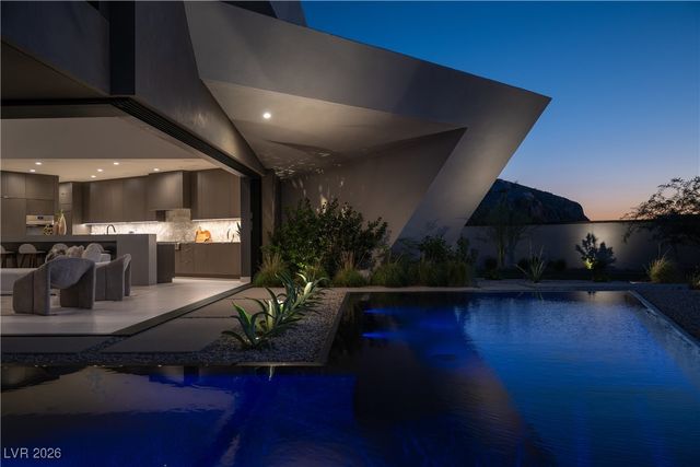 8 Chisel Crest Court, Henderson, NV 89012