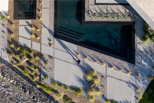 8 Chisel Crest Court, Henderson, NV 89012