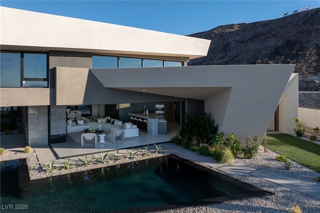 8 Chisel Crest Court, Henderson, NV 89012