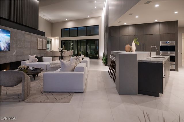 8 Chisel Crest Court, Henderson, NV 89012