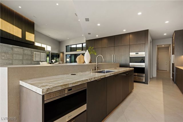 8 Chisel Crest Court, Henderson, NV 89012