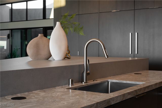 8 Chisel Crest Court, Henderson, NV 89012