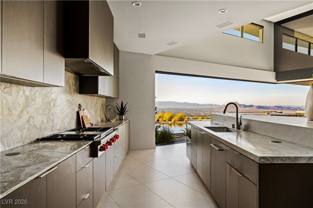 8 Chisel Crest Court, Henderson, NV 89012