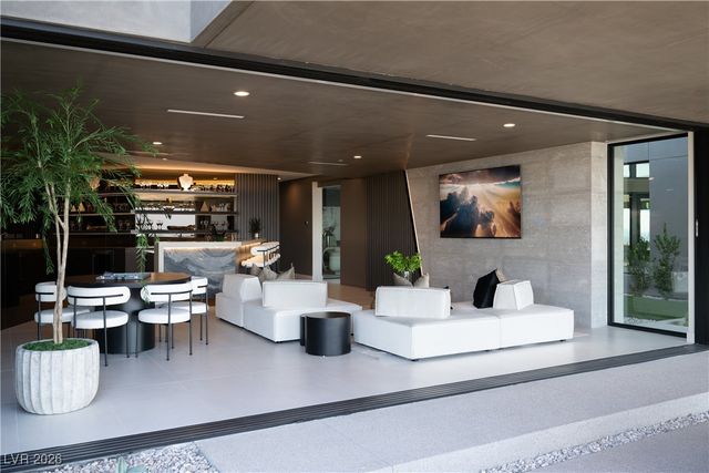 8 Chisel Crest Court, Henderson, NV 89012