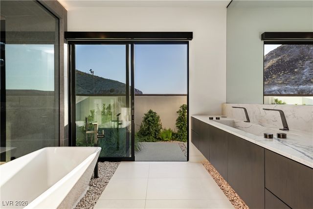 8 Chisel Crest Court, Henderson, NV 89012