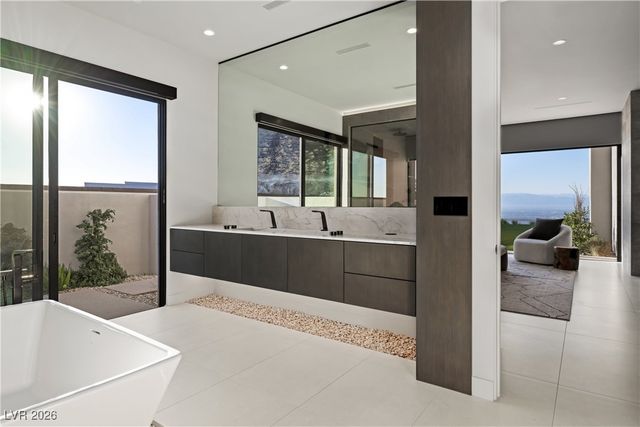 8 Chisel Crest Court, Henderson, NV 89012