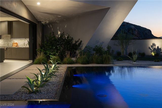 8 Chisel Crest Court, Henderson, NV 89012