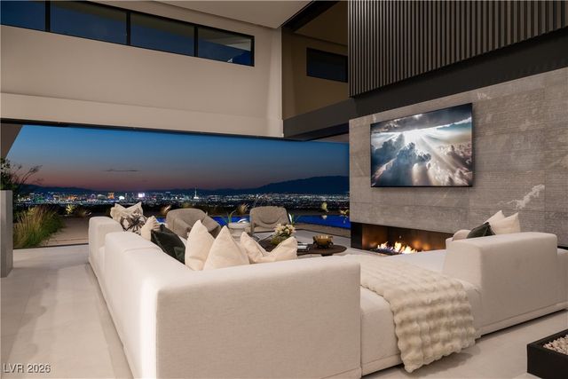 8 Chisel Crest Court, Henderson, NV 89012