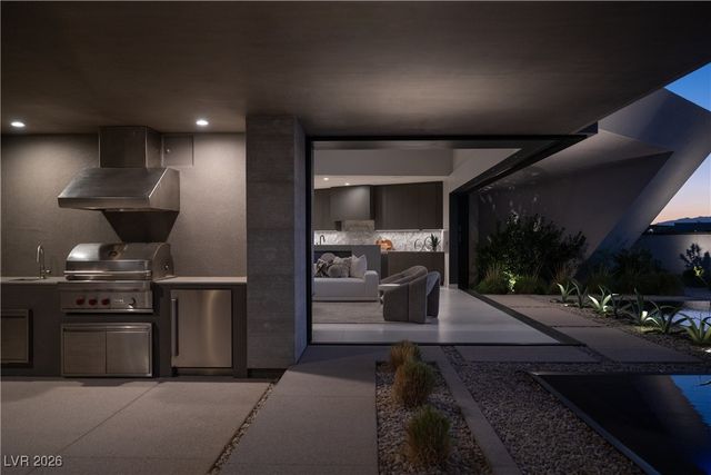 8 Chisel Crest Court, Henderson, NV 89012