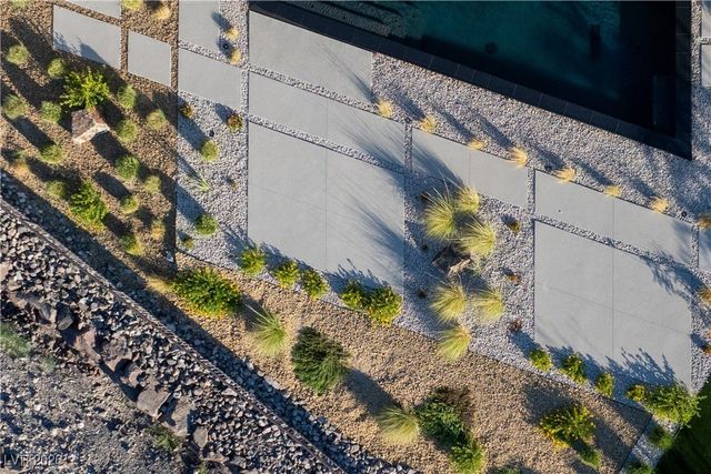 8 Chisel Crest Court, Henderson, NV 89012