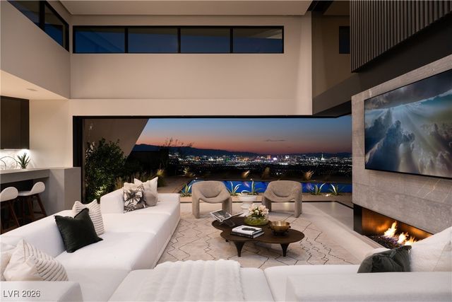 8 Chisel Crest Court, Henderson, NV 89012