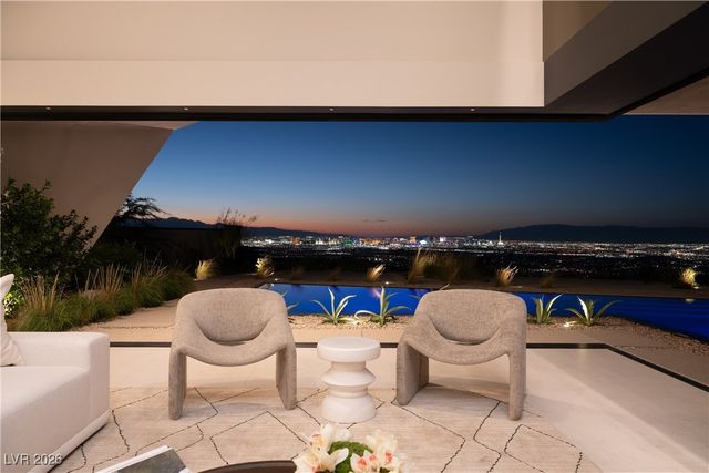 8 Chisel Crest Court, Henderson, NV 89012