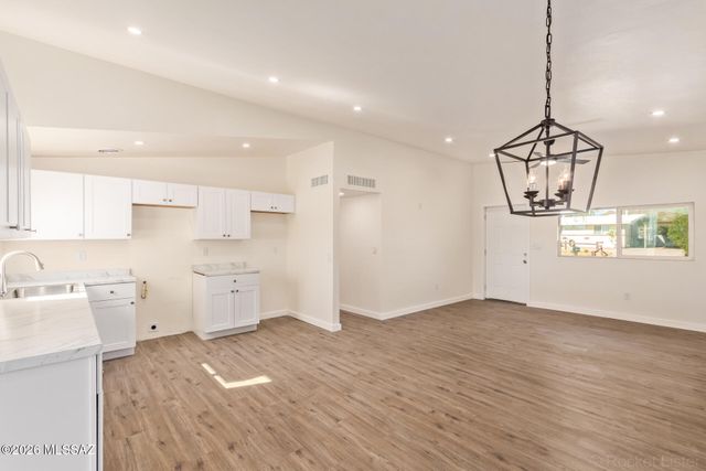 5547 S Meadowlark Avenue, Tucson, AZ 85746