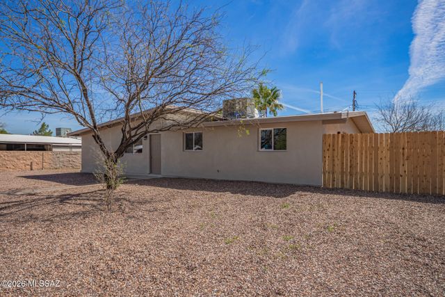 5547 S Meadowlark Avenue, Tucson, AZ 85746