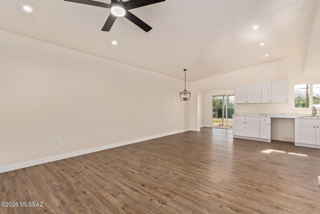 5547 S Meadowlark Avenue, Tucson, AZ 85746