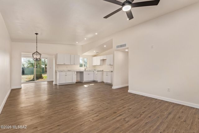 5547 S Meadowlark Avenue, Tucson, AZ 85746