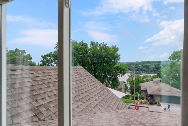 252 Apache Trail W, Lake Quivira, KS 66217